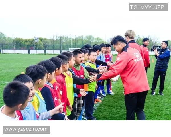 小孩与足球明星亲密互动瞬间感动无数球迷的温馨视频分享